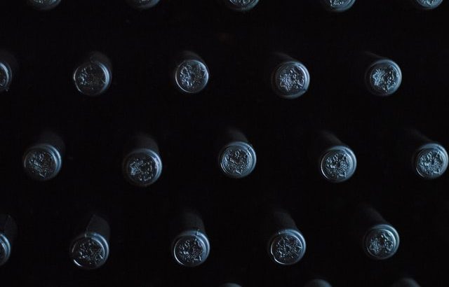 Investir dans le vin : notre guide pour vos premiers pas